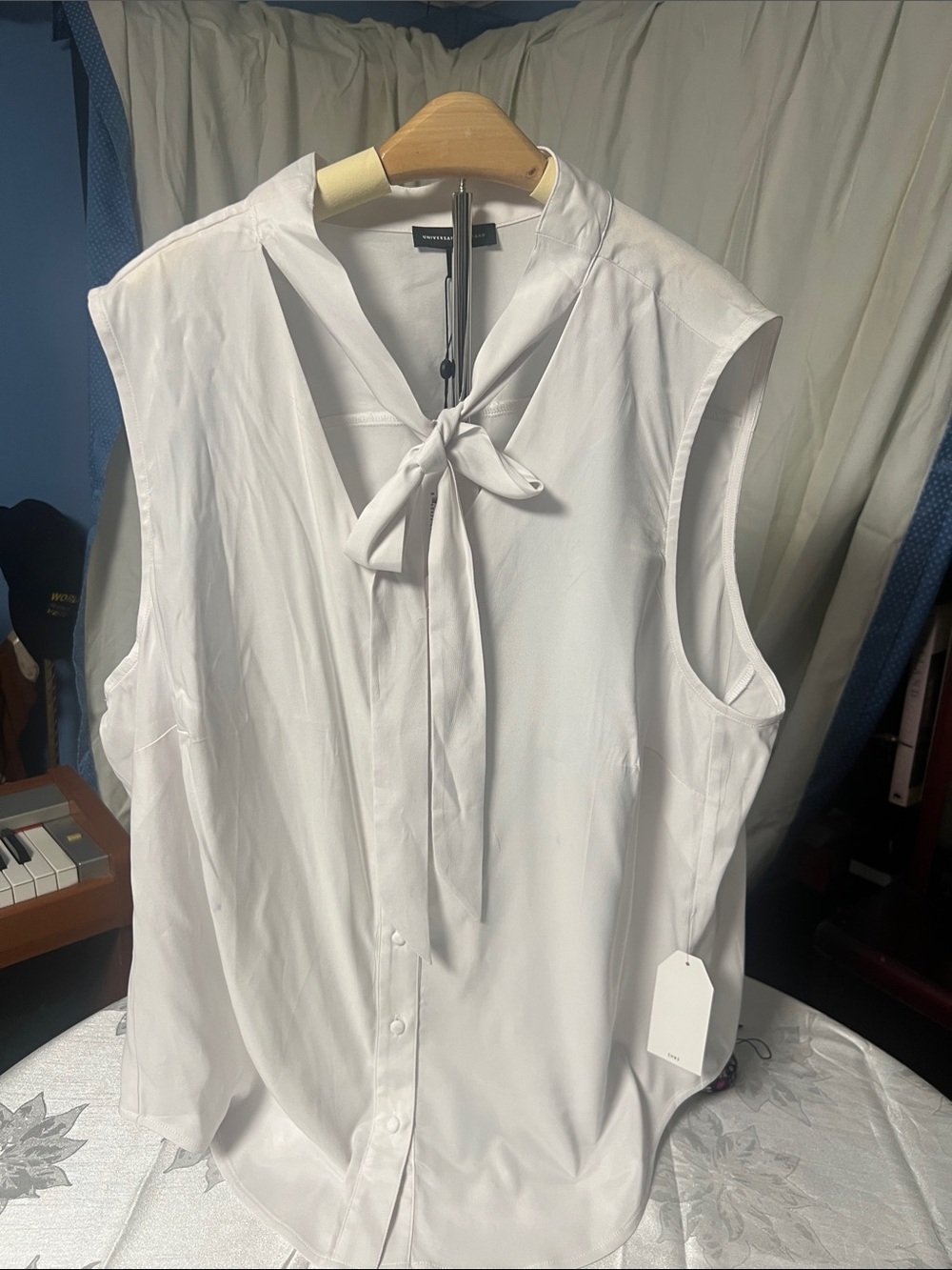 Universal Standard White Sleeveless Tie-Neck Blouse 18-20 (this brand’s medium)